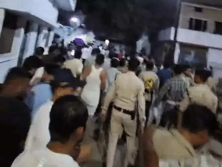 छतरपुर में सड़क हादसे के बाद हिंसा,&nbsp;5 घंटे तक चला बवाल, पुलिस पर भी पथराव, 4 आरोपी गिरफ्तार