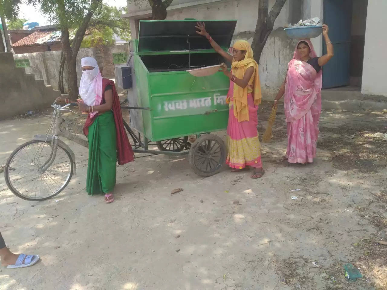 जांजगीर : स्वच्छता दीदियों के द्वारा डोर टू डोर किया जा रहा कचरा कलेक्शन