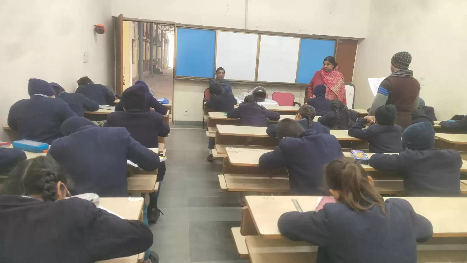 वाराणसी के रणवीर संस्कृत विद्यालय कमच्छा में बच्चों के गीता श्लोक गायन से मंत्रमुग्ध हुए परीक्षक