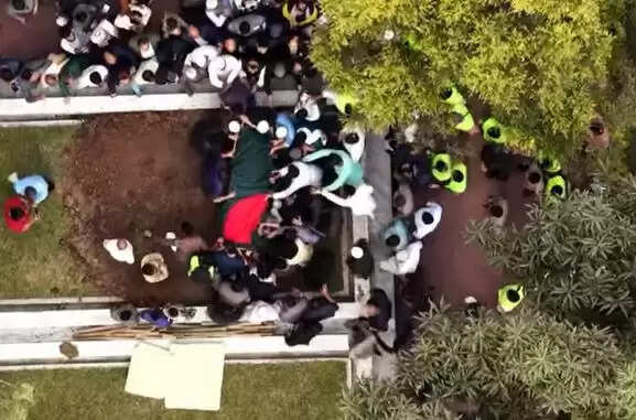 बांग्लादेश में कवि काज़ी नज़रुल इस्लाम की कब्र के बगल में हादी सुपुर्द-ए-ख़ाक