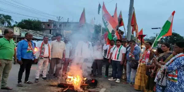 कांग्रेस कार्यकर्ताओं ने फूंका केंद्रीय शिक्षा मंत्री का पुतला