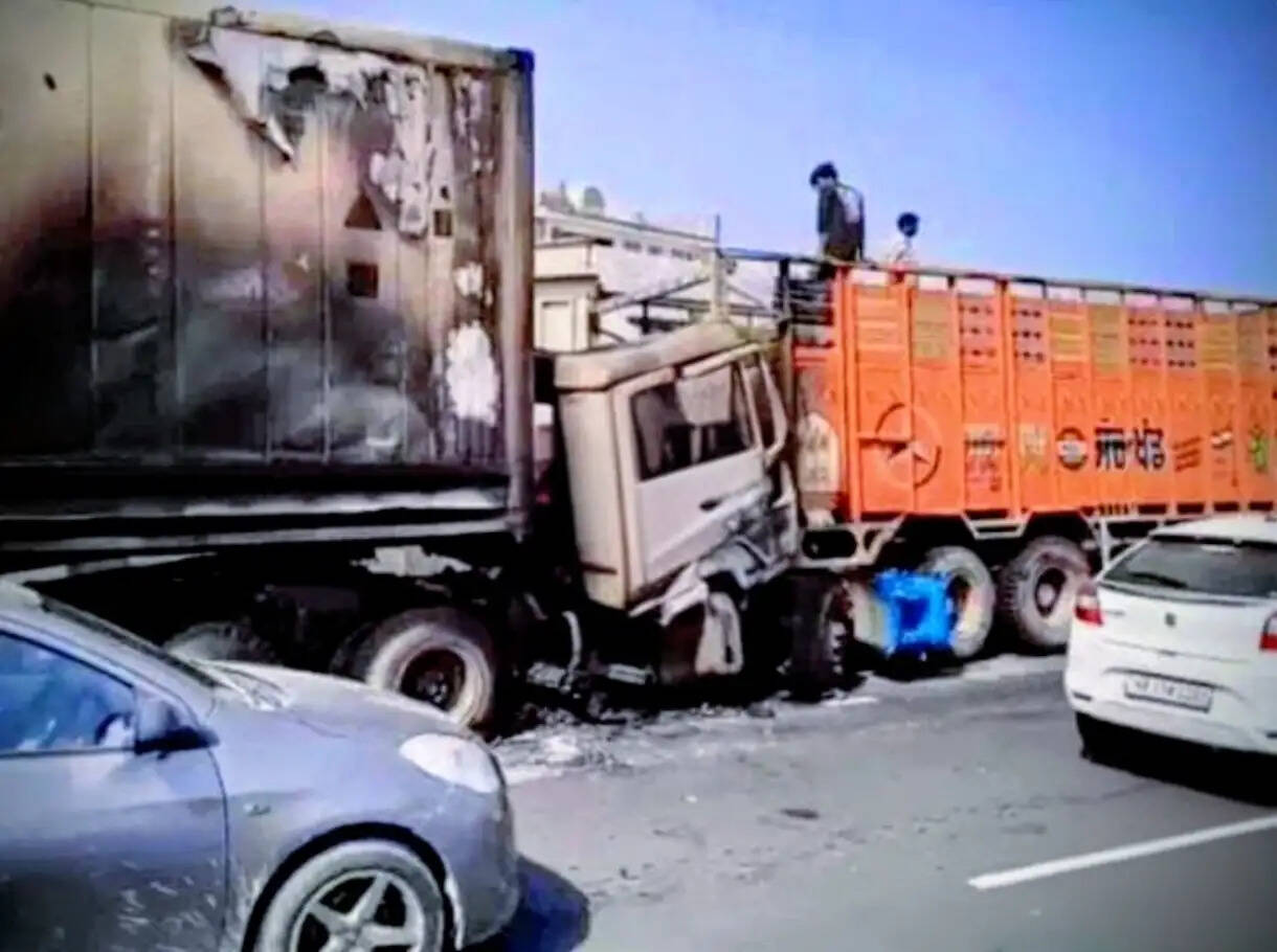 पानीपत: टायर फटने से कंटेनर ट्रक में घुसा, लगी आग