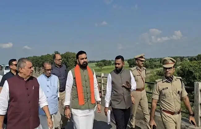 मुख्यमंत्री ने बाढ़ प्रभावित वैशाली, सारण पूर्वी-पश्चिम चंपारण का किया दौरा, अधिकारियों को दिया निर्देश
