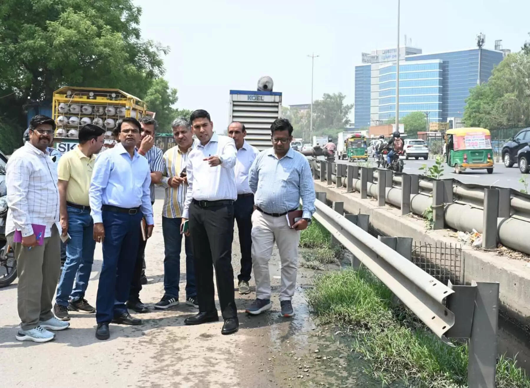 गुरुग्राम: नरसिंहपुर क्षेत्र का दौरा कर निगमायुक्त ने लिया मानसून तैयारियों का जायजा