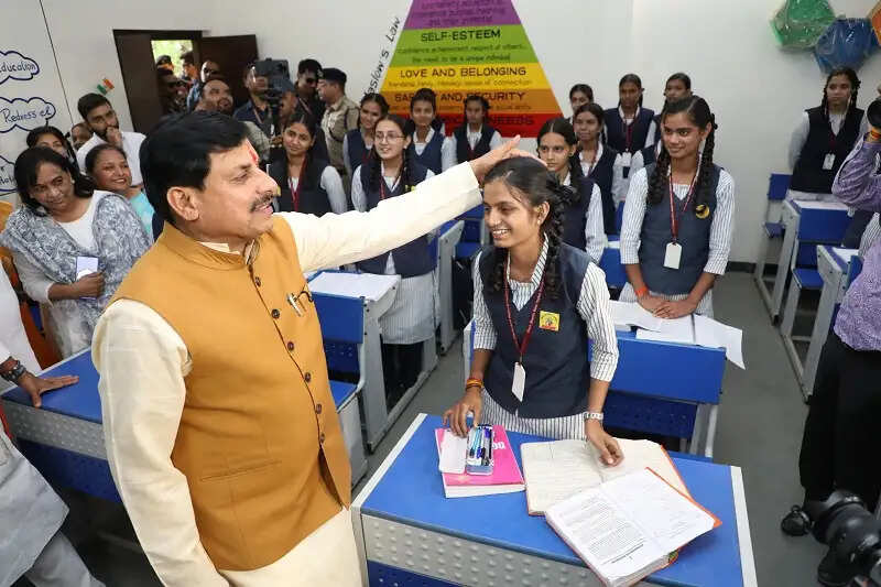 मप्रः इंदौर में स्कूल चले हम अभियान के तहत शासकीय शारदा कन्या विद्यालय पहुंचे मुख्यमंत्री