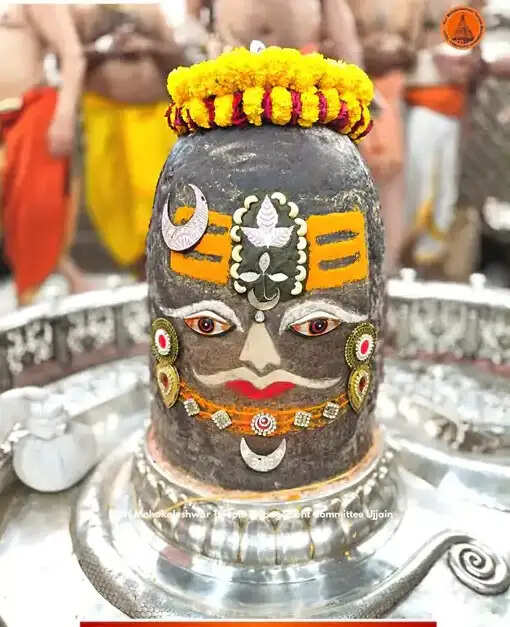 महाकाल का राजा स्वरूप शृंगार, शेषनाग का रजत मुकुट, रजत मुंडमाल और रुद्राक्ष की माला से सजे बाबा