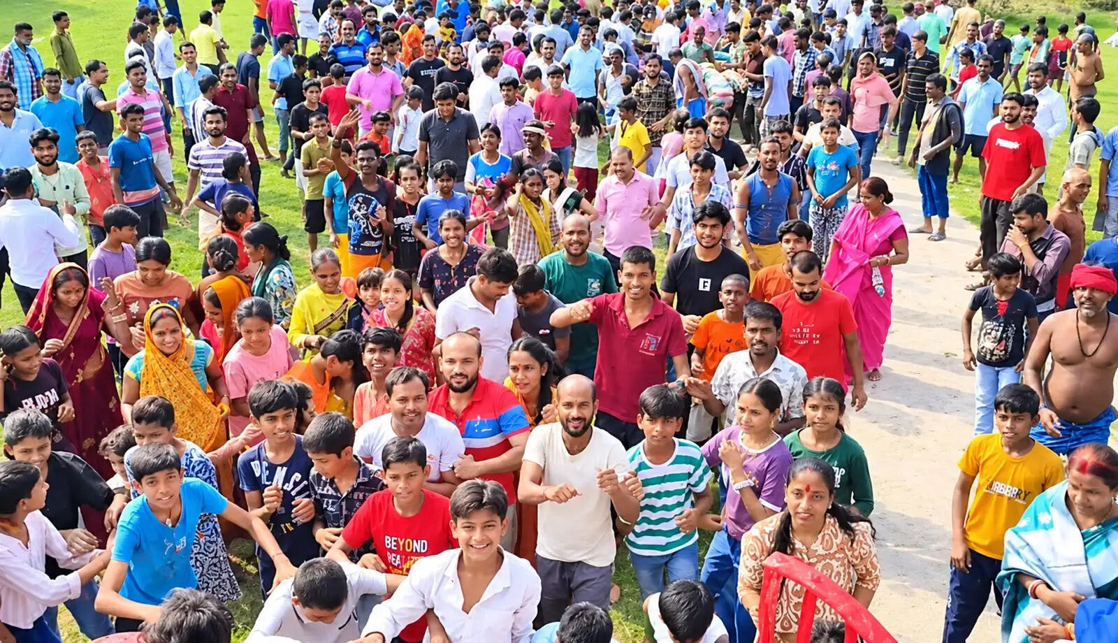 महाशय ड्योढ़ी में उमड़ी आस्था: बोधन कलश स्थापना के साथ लुटाई गई कौड़ी, भक्तों का उमड़ा हुजूम