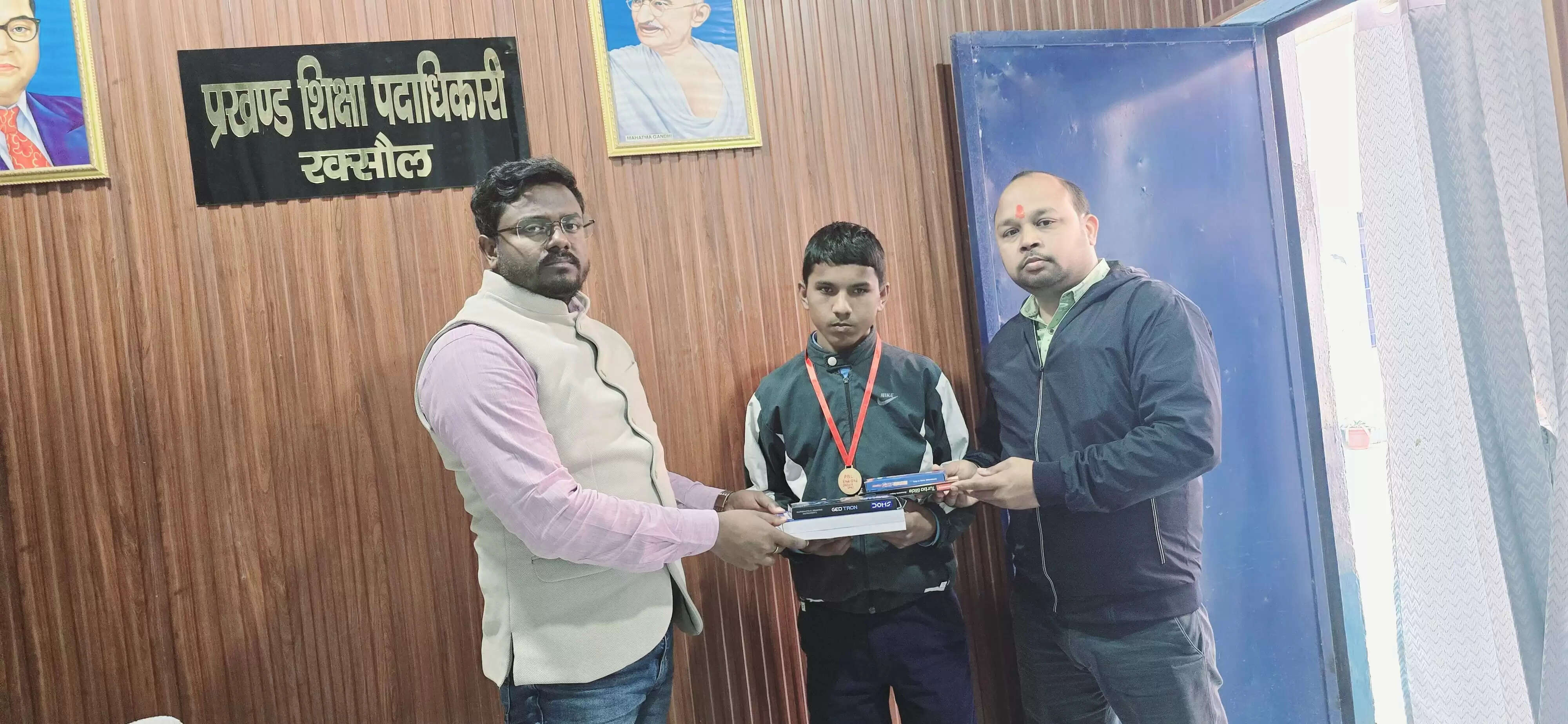 पिता के निधन के बाद भी कम नही हुए प्रकाश के हौसले