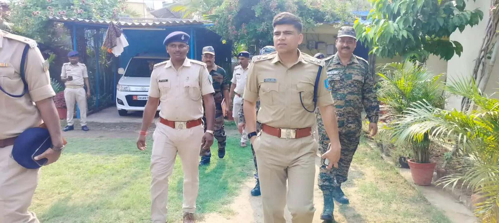 गोला और बरलंगा थाना का एसपी ने किया निरीक्षण, दिया निर्देश