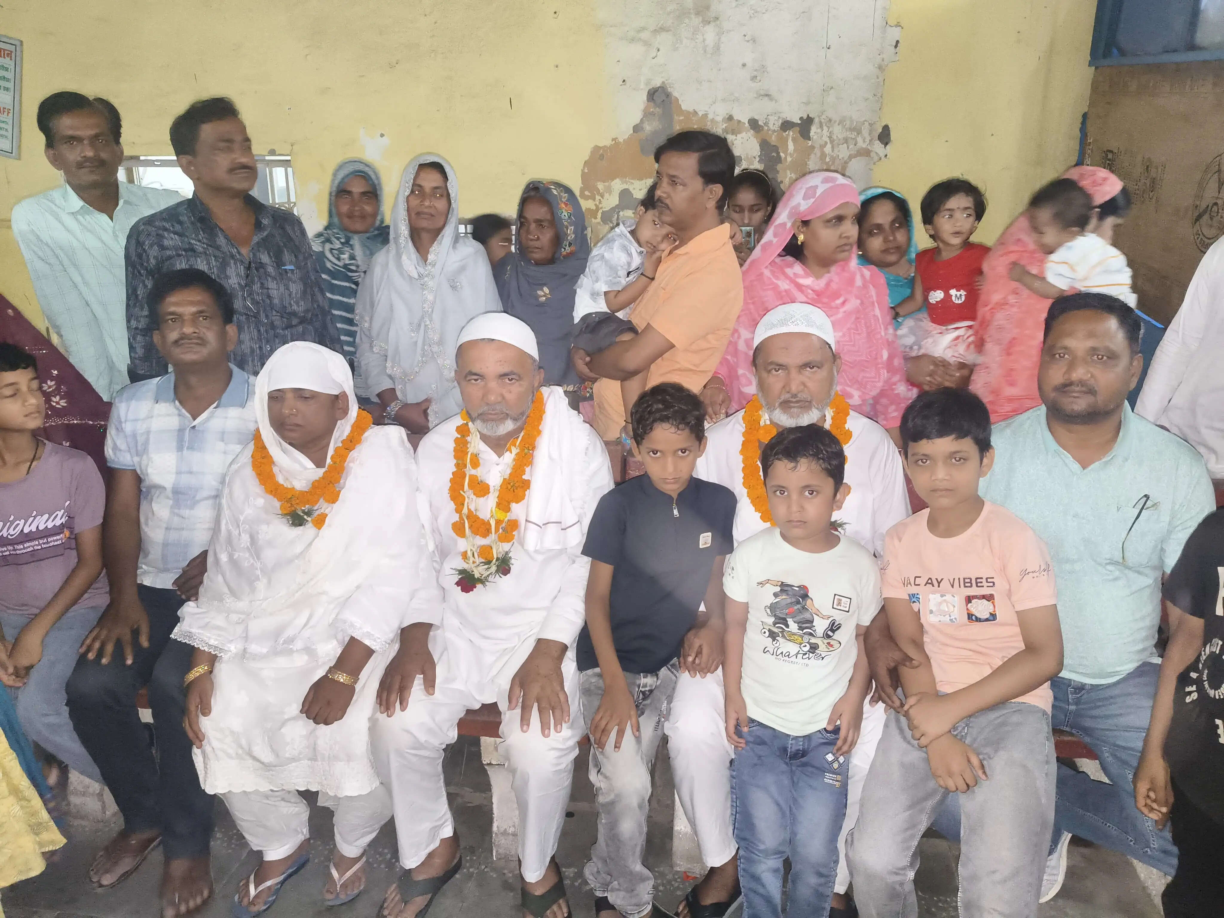 हज यात्रियों का जत्था दिल्ली रवाना,भावपूर्ण माहौल में माला पहनाकर दी विदाई
