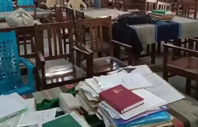 नारनौल की अदालतों में वर्क सस्पेंड, कई लोग निराश लौटे