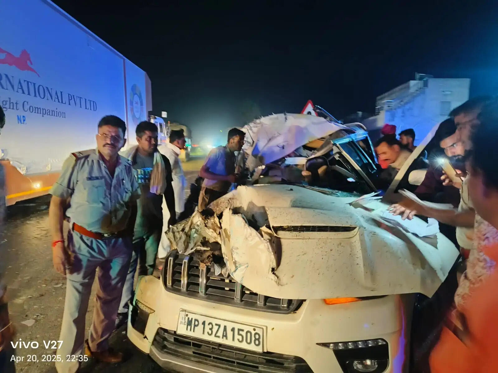 श्रद्धालुओं की कार डिवाइडर से टकराकर ट्रक से भिड़ी, 4 की मौत, 3 घायल