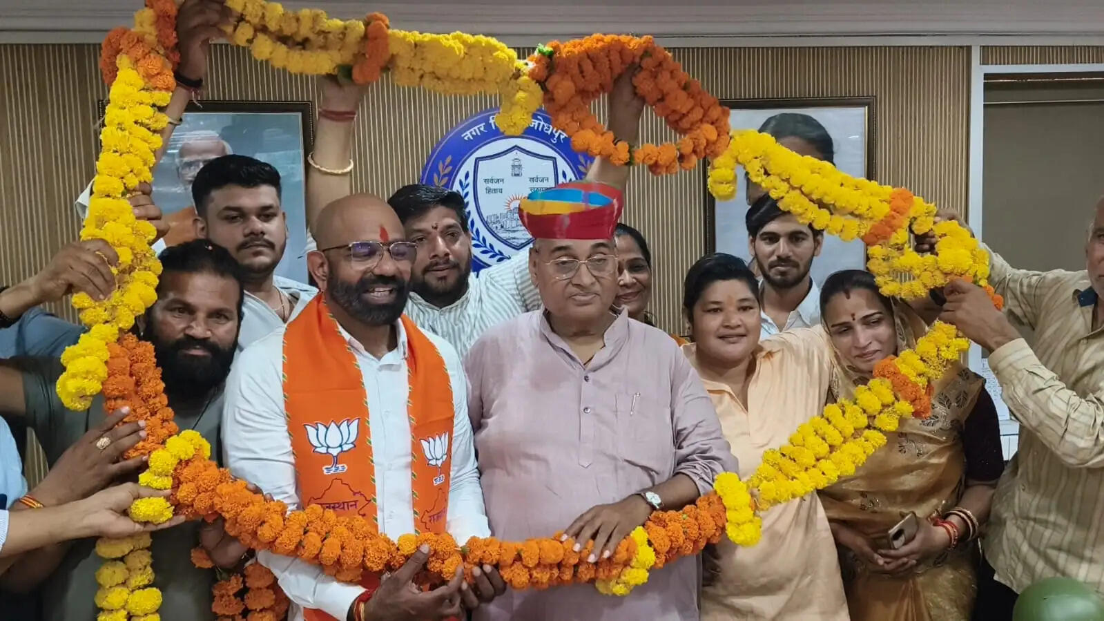 महापौर ने विधिवत शुरू किया काम, उप महापौर ने संभाला पदभार