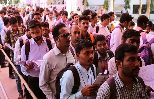 बेरोजगारी दर जुलाई में घटकर 5.1 फीसदी पर आई, श्रमबल भागीदारी एवं रोजगार अनुपात बढ़ा