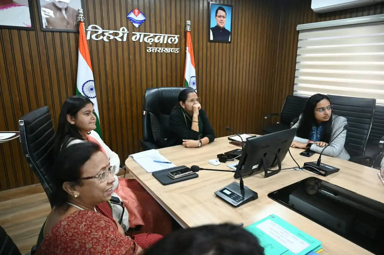 बोर्डिंग स्कूलों में सुविधाओं को बेहतर करने के डीएम ने दिए निर्देश
