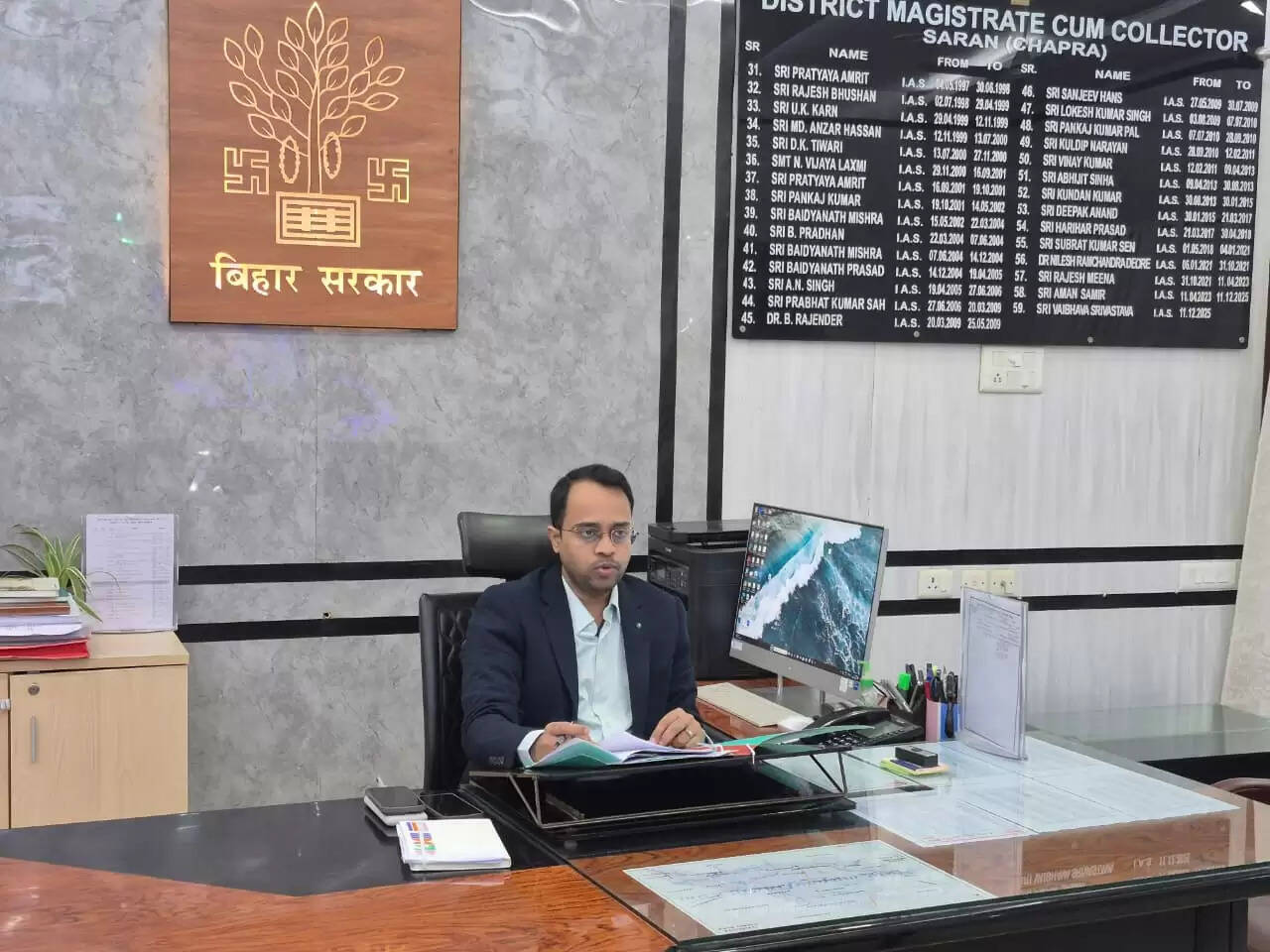 जिलाधिकारी ने किया कब्रिस्तान और मंदिर की चहारदीवारी कार्यों की समीक्षा