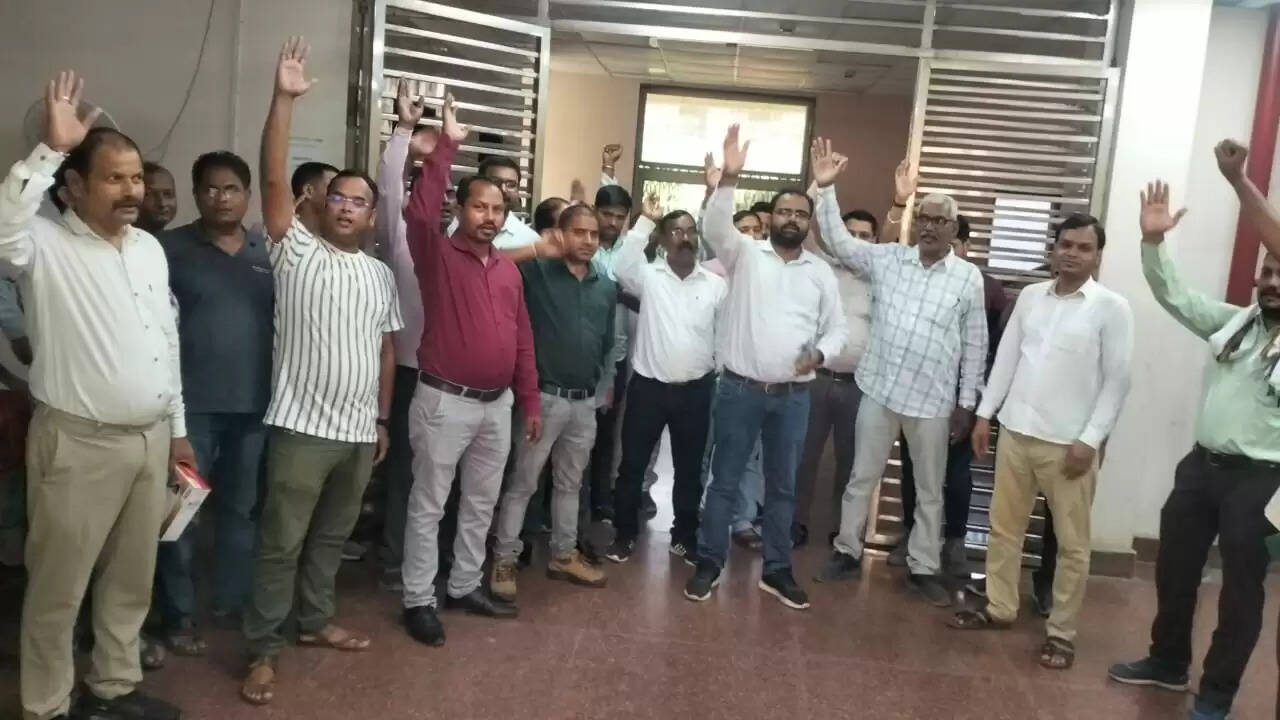 वाराणसी में निजीकरण के विरोध में बिजली कर्मचारियों ने जमकर किया प्रदर्शन
