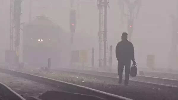 मध्‍य प्रदेश में ठंड का ट्रिपल अटैक, कई जिलों में पारा 5 डिग्री से नीचे, कोहरे की वजह से ट्रेनें-फ्लाइट लेट