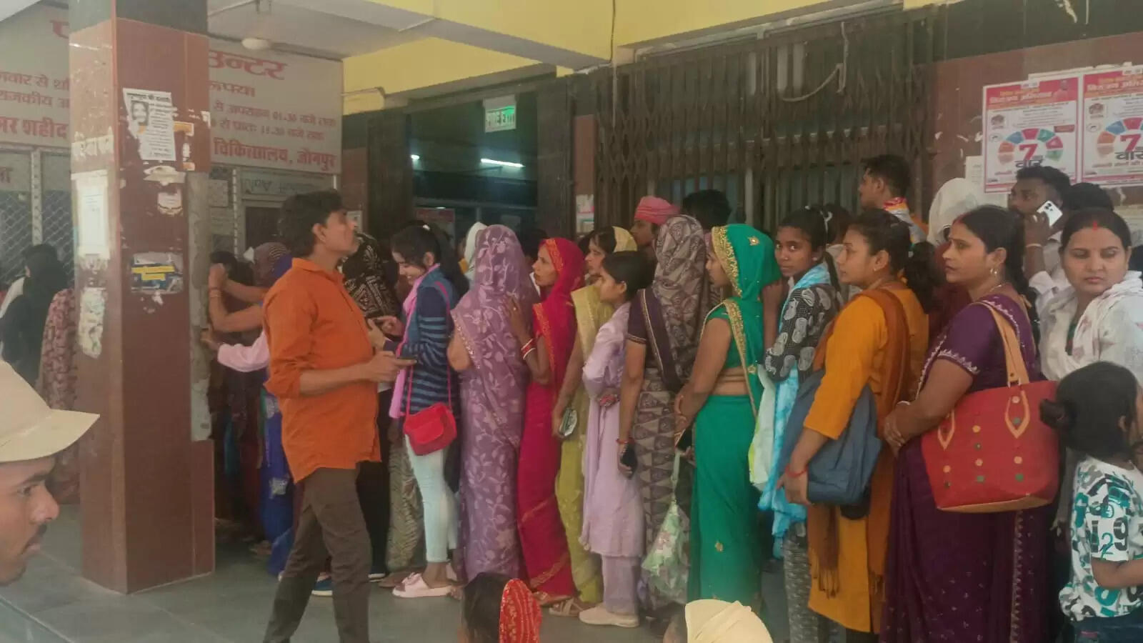 जौनपुर में मौसम बदलते ही बढ़ीं बीमारियां, जिला अस्पताल की ओपीडी में उमड़ी भीड़