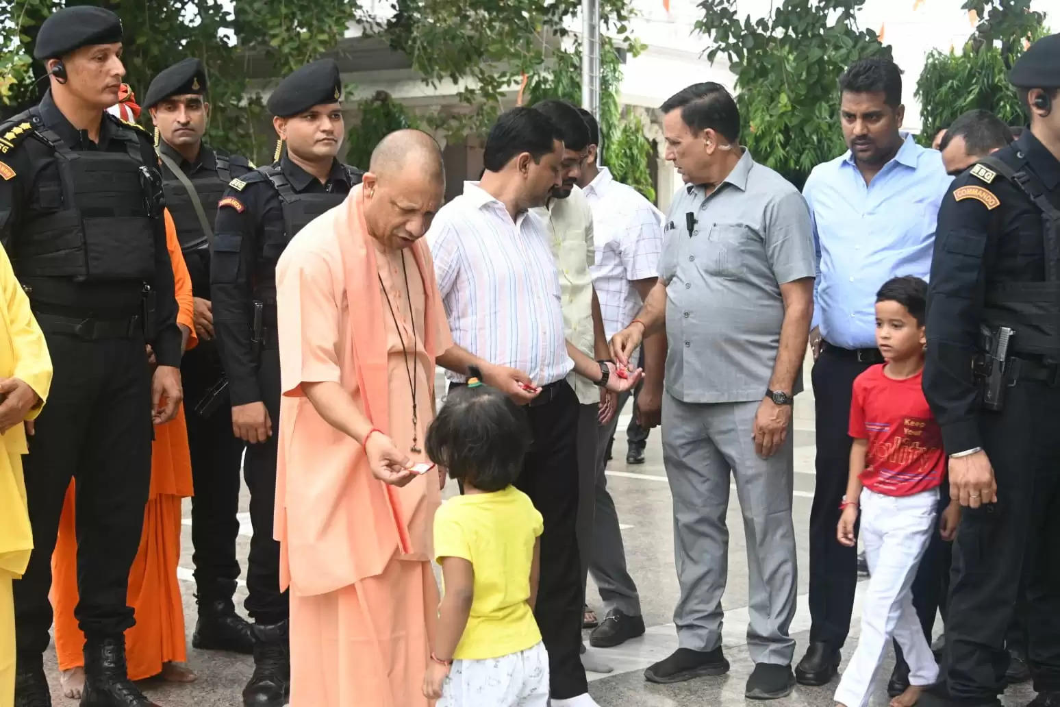 गोरखनाथ मंदिर की गोशाला में मुख्यमंत्री याेगी आदित्यनाथ ने की गोसेवा