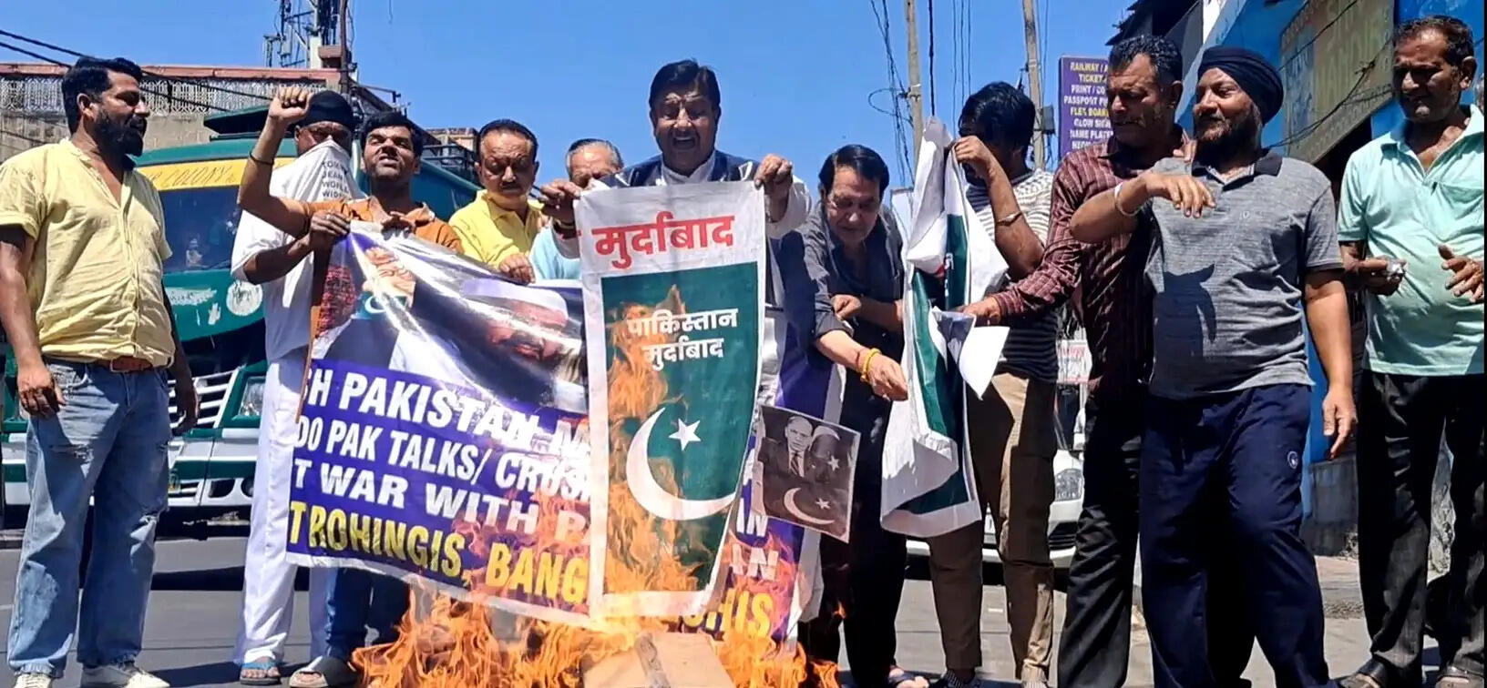 जम्मू में पाकिस्तान विरोधी उग्र प्रदर्शन, पहलगाम में पर्यटकों की हत्या के मद्देनजर युद्ध की मांग