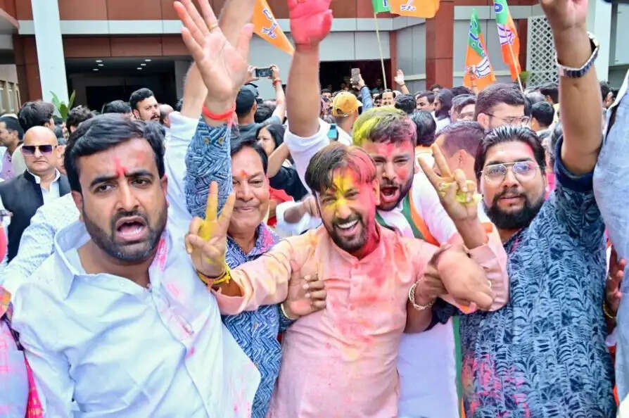 पश्चिम बंगाल की जीत पर भाजपा कार्यालय में जमकर बंटी झालमूड़ी