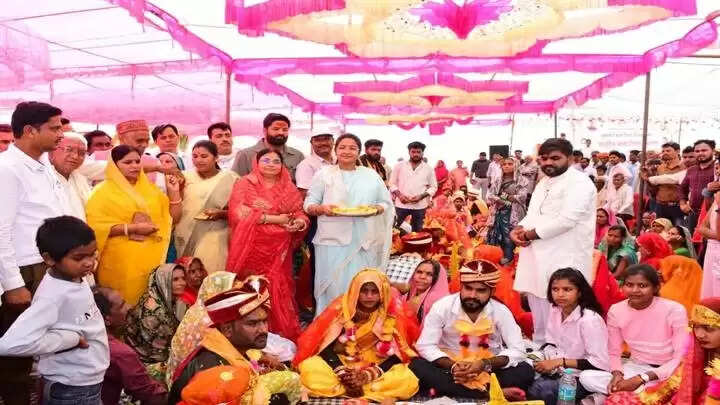 सतनाः पटपरनाथ धाम में संपन्न सामूहिक विवाह में राज्यमंत्री ने दिया जोड़ों को आशीर्वाद