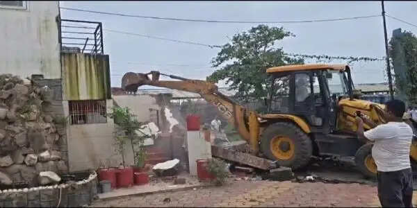 जबलपुर : सीलिंग की सरकारी जमीन पर बना रखा था शादी का मंडप, प्रशासन ने चलाया बुलडोजर