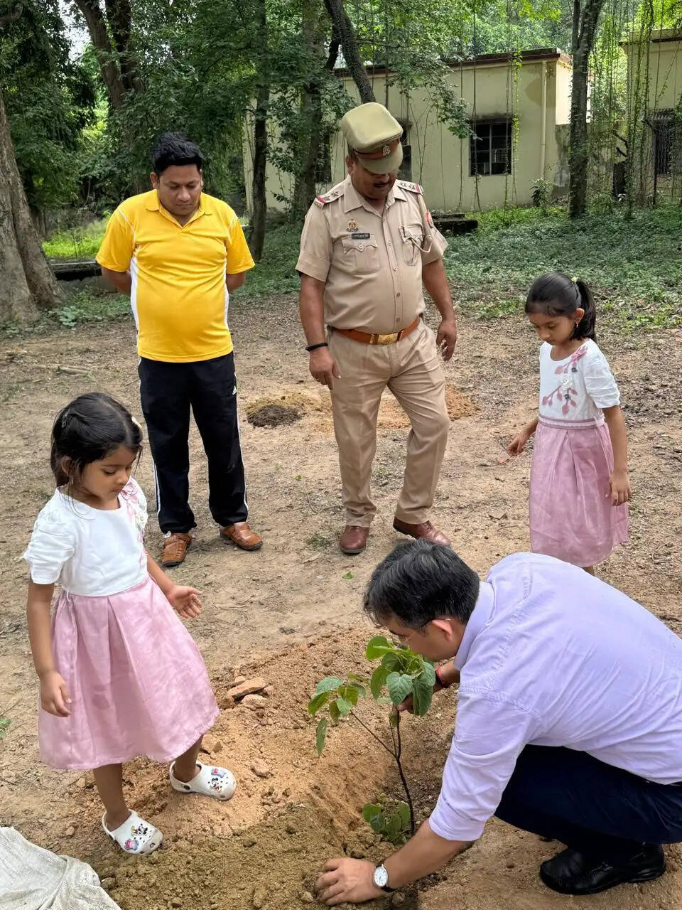 वाराणसी में पौधरोपण अभियान की धूम, आम से खास लोगों ने उत्साह से की भागीदारी