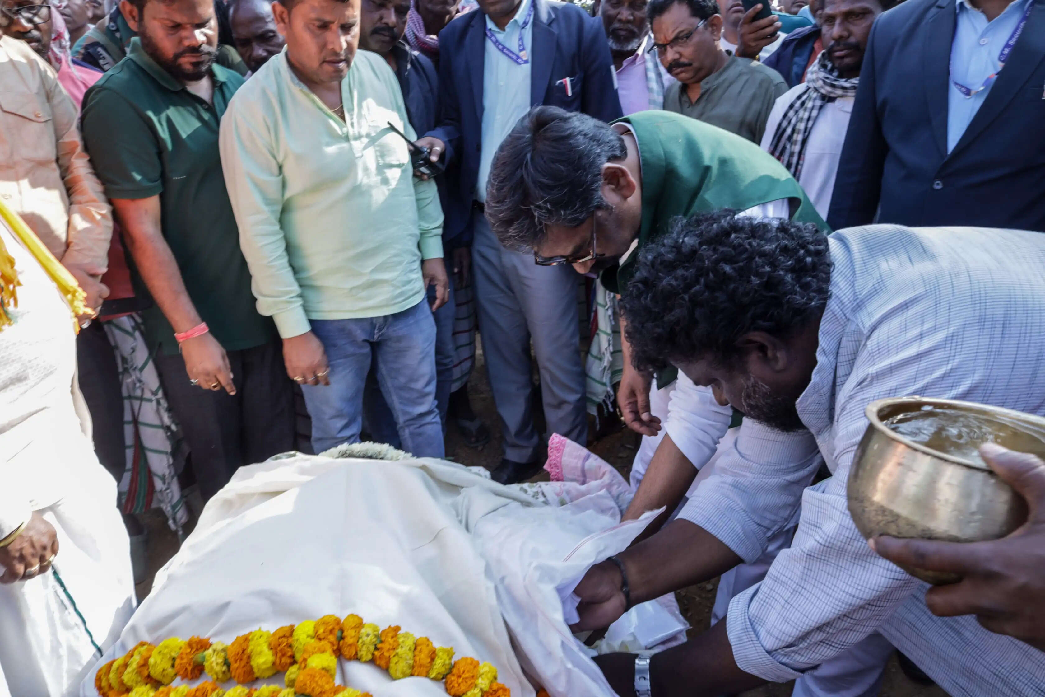 मुख्यमंत्री हेमन्त चंपाई सोरेन के पोते के अंतिम संस्कार में हुए शामिल, दी श्रद्धांजलि