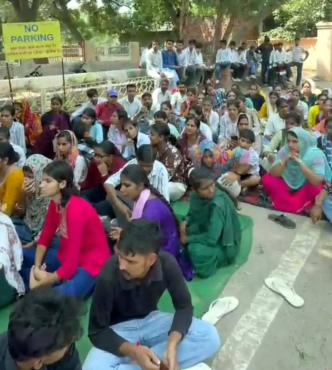 हिसार में लघु सचिवालय के बाहर जेन जी छात्रों का धरना जारी, लंबित भर्तियों को पूरा करने की मांग