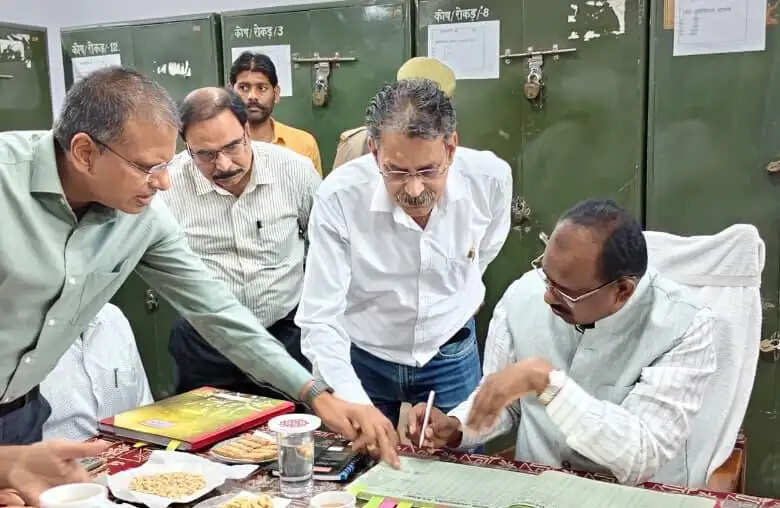 फिरोजाबाद के नवागत जिलाधिकारी ने संभाला कार्यभार, बताई शासन की प्राथमिकताएं