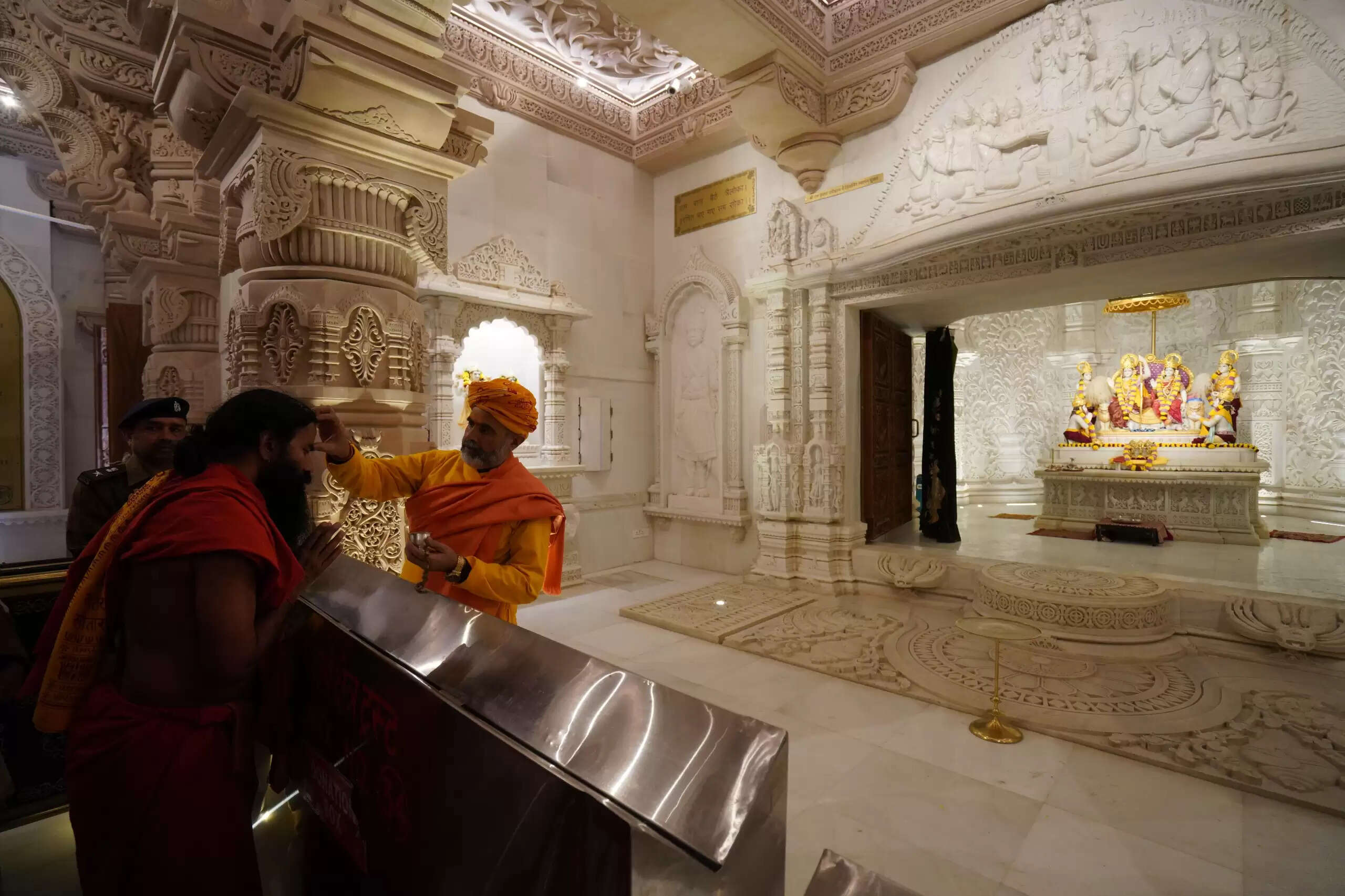 योग गुरु बाबा रामदेव ने श्रीरामलला के किए दर्शन