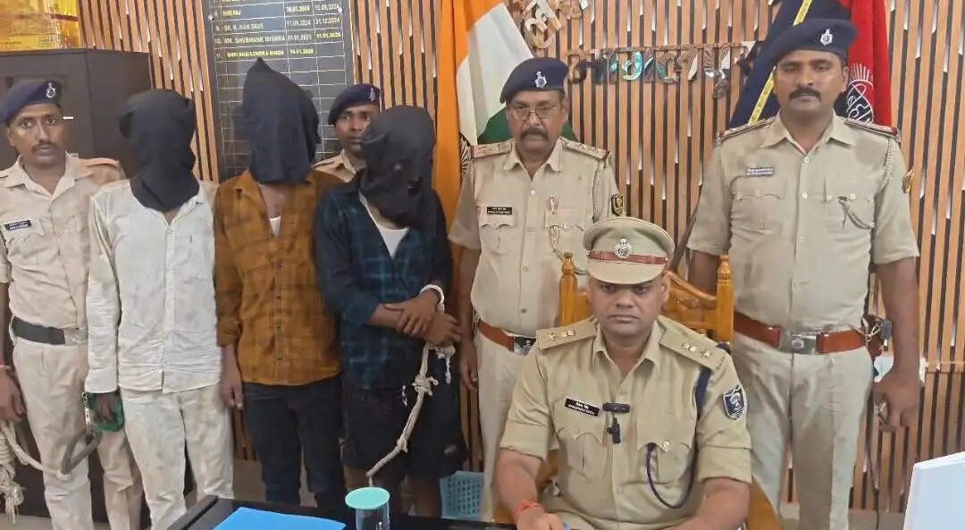 हत्याकांड का तीन मुख्य आरोपित गिरफ्तार, देसी कट्टा और जिंदा कारतूस बरामद