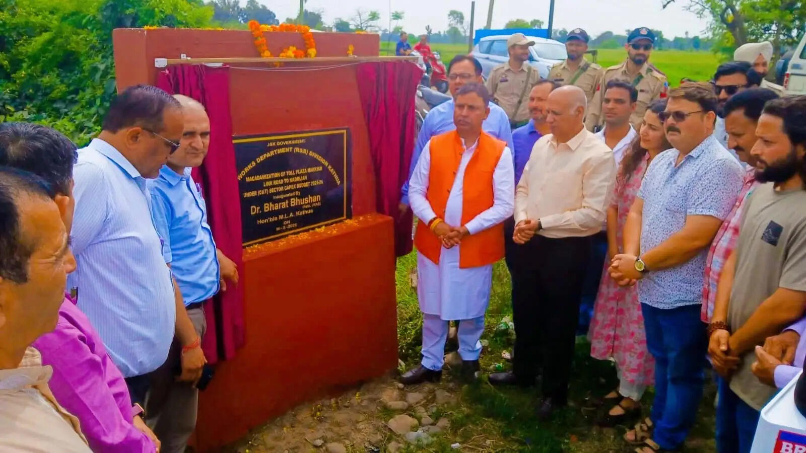 नगरी में दो सड़कों के मैकडमाइजेशन का शुभारंभ