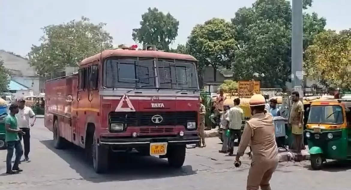 जंक्शन के एमसीओ के कार्यालय की छत पर लगी आग, दहशत में दिखे यात्री