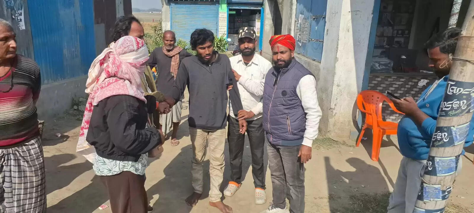 सोशल मीडिया के माध्यम से बजरंग दल के नेता ने बिछड़े बेटे को पिता से मिलाया