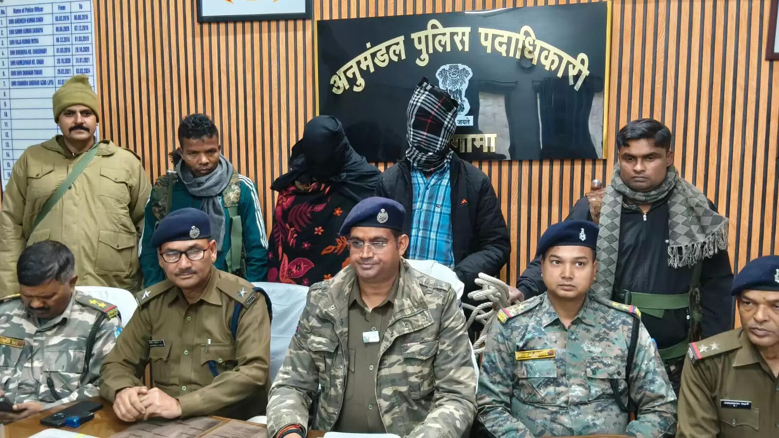 फायरिंग मामले में दाे अपराधी गिरफ्तार, दो देसी कट्टा और बाइक बरामद