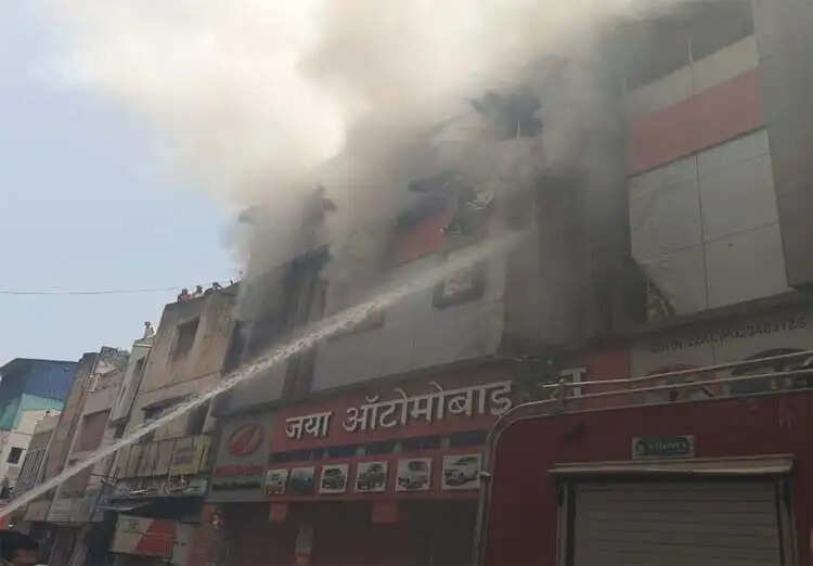रायपुर :&nbsp; जया ऑटोमोबाइल शॉप में लगी भीषण आग, लाखों रुपये के ऑटो पार्ट्स जलकर खाक, जनहानि नहीं
