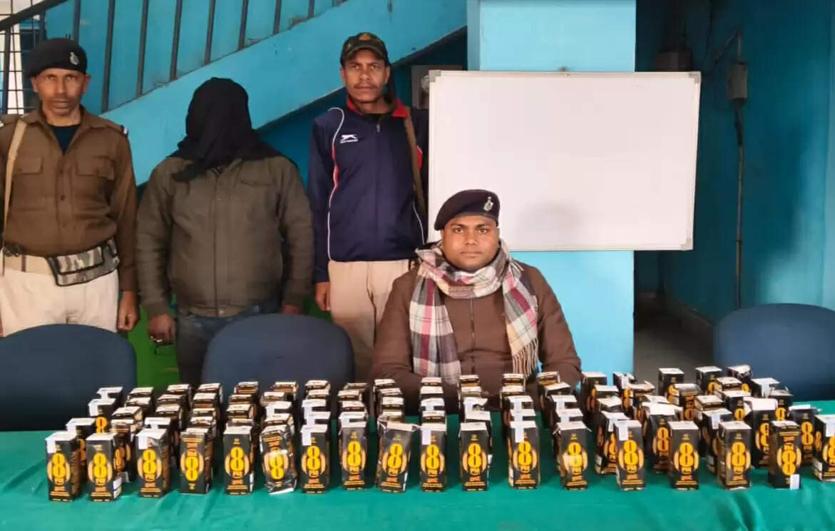 शराब तस्करों पर पुलिस का शिकंजा, दोहरी कार्रवाई में सात गिरफ्तार