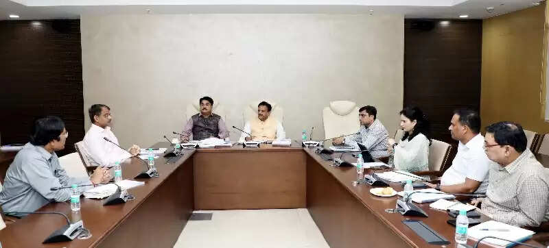 उप स्वास्थ्य केंद्रों और सामुदायिक स्वास्थ्य केंद्रों में टेलीमेडिसिन सेवाओं का किया जाए प्रभावी उपयोग : उप मुख्यमंत्री शुक्ल