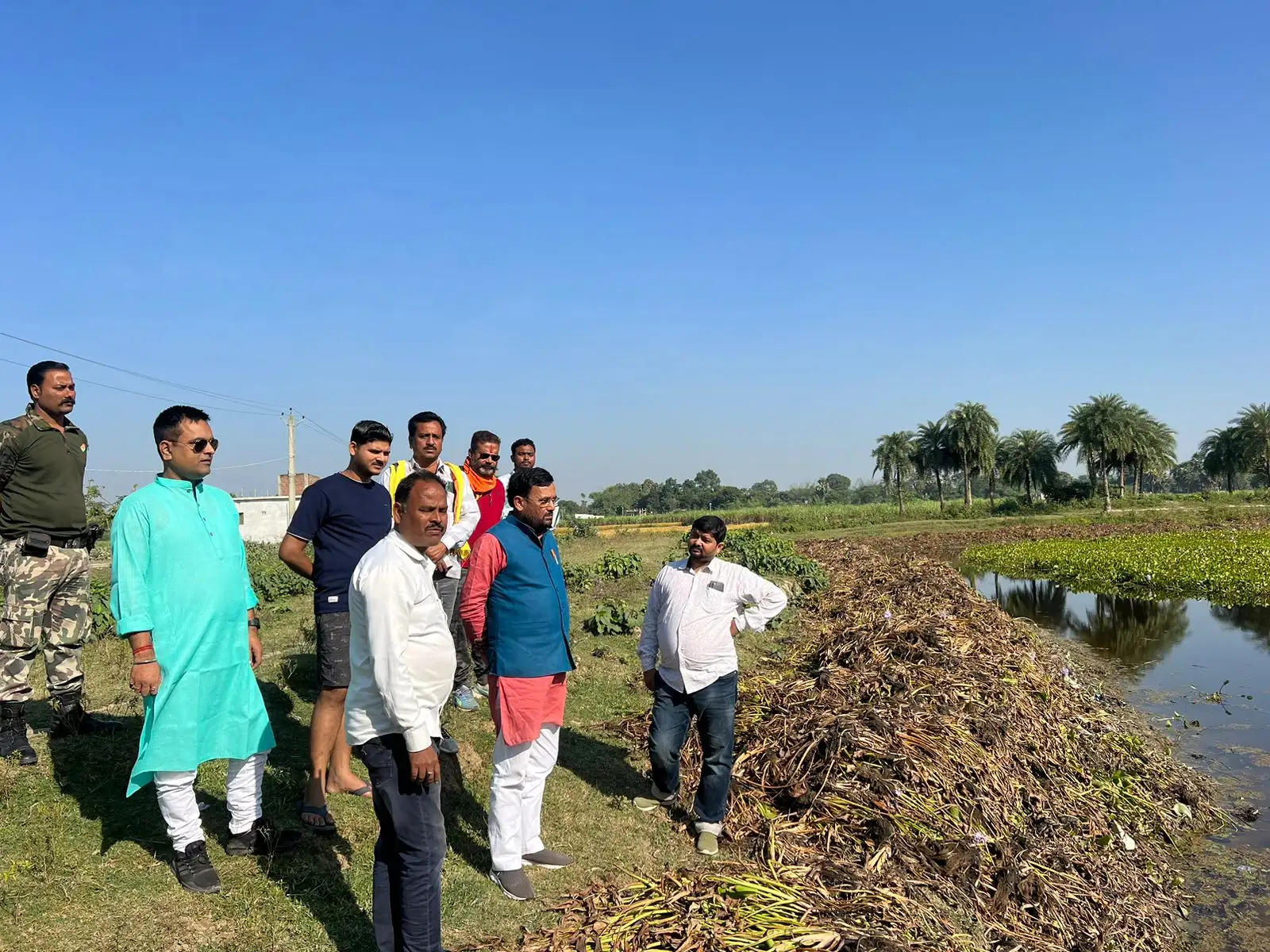 पूर्व विधायक ने छठ घाटों पर गंदगी देख भड़के,कहा युद्ध स्तर पर हो सफाई कार्य