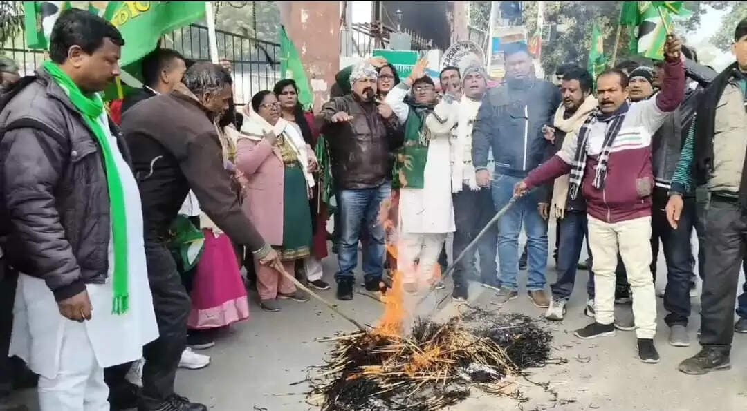 रेखा आर्य के पति के बयान को लेकर महागठबंधन का प्रदर्शन, जलाया पुतला