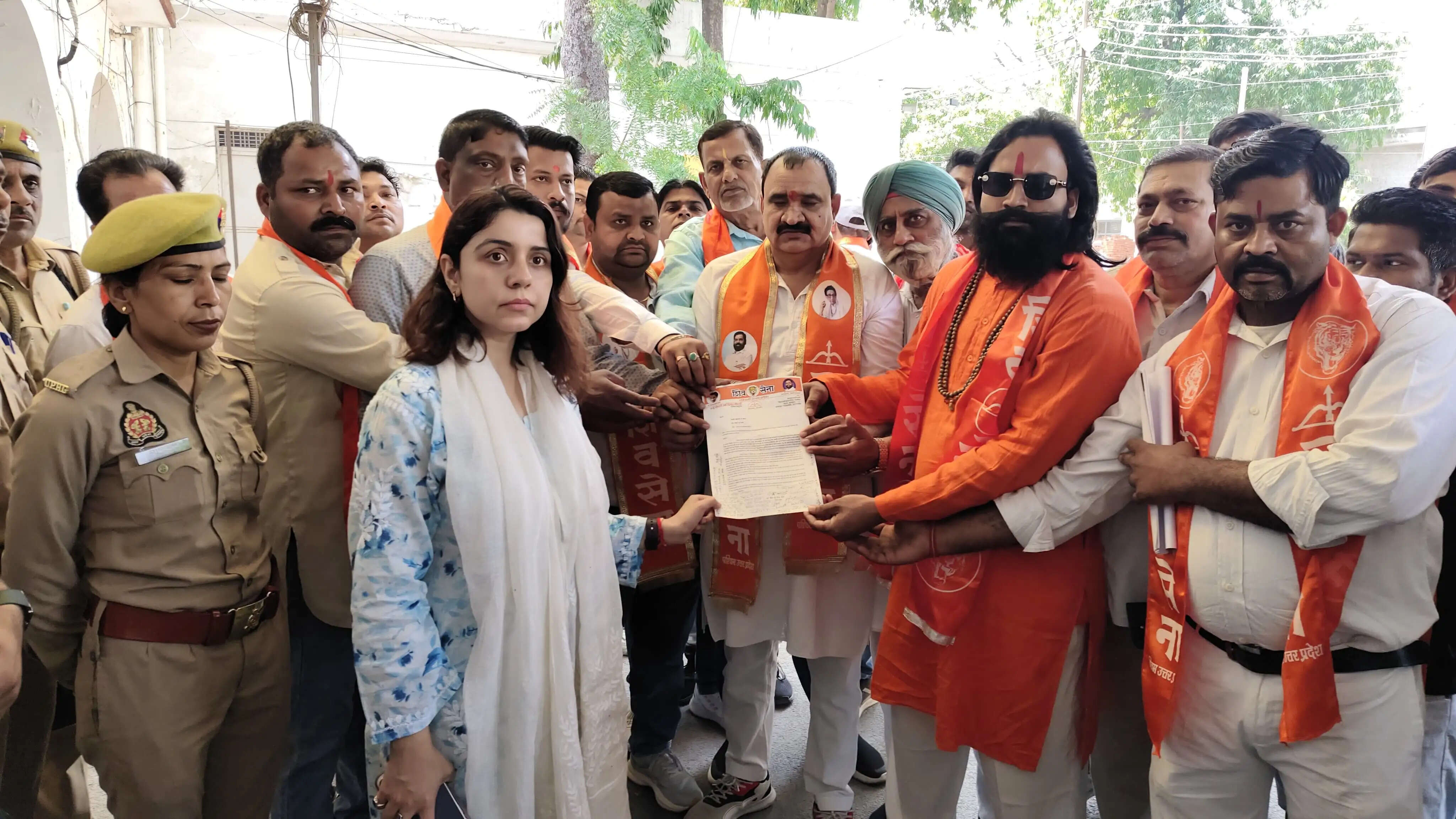 हिंदूवादी नेताओं पर हो रहे हमलों के विरोध में शिवसेना का प्रदर्शन