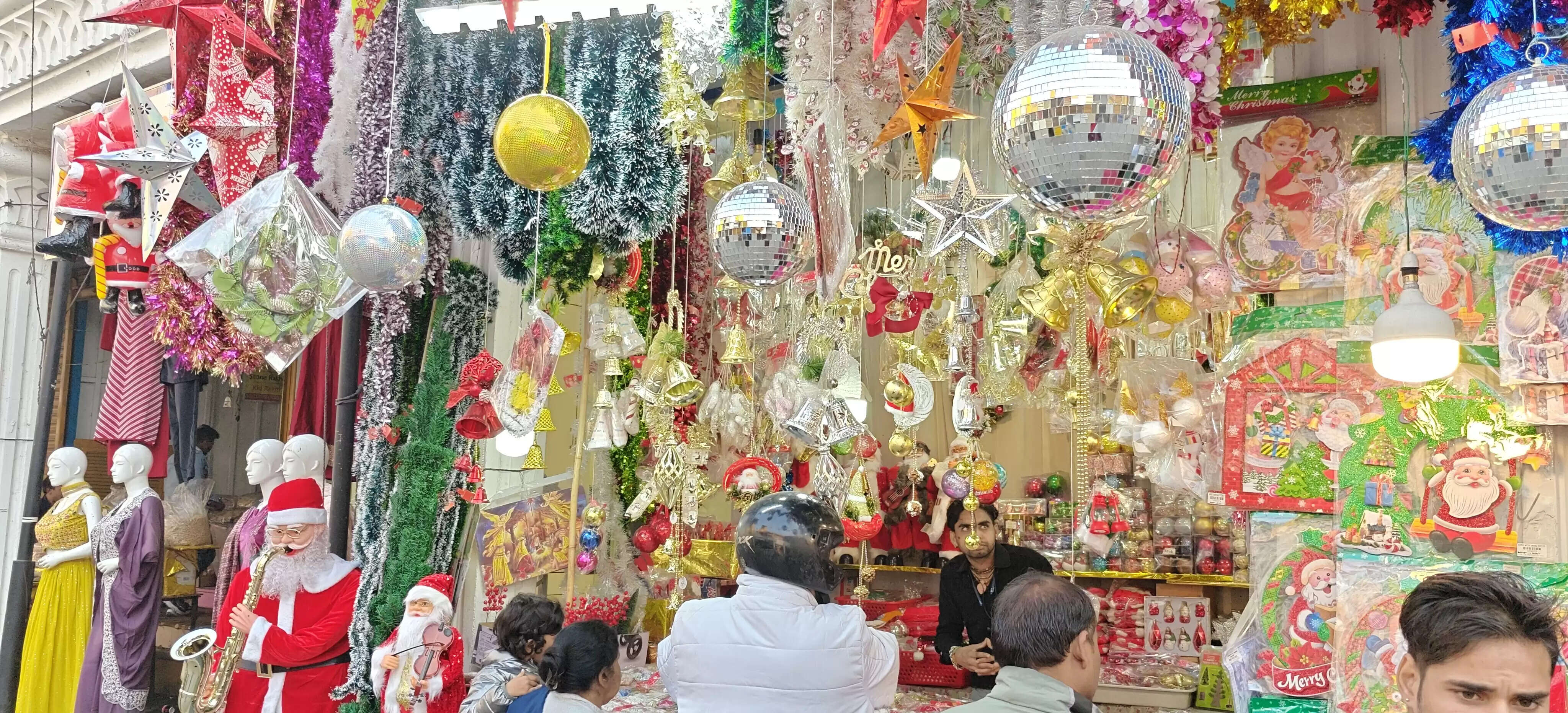 क्रिसमस पर्व में दो दिन शेष, चर्चों से लेकर बाजार तक सेंटा क्लॉज