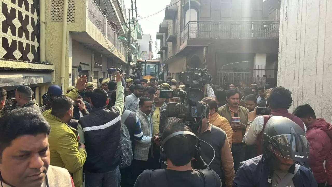 बरेली में आज़म खां के रिश्तेदार के दो बारातघरों पर चला बुलडोज़र, बेअसर रहा महिलाओं का विरोध