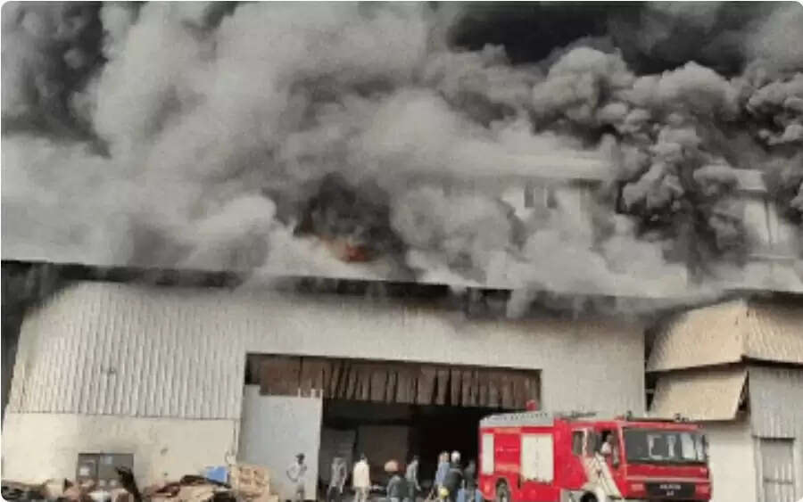 केंद्र शासित प्रदेश दमन के डाभेल में दो कंपनियों में भीषण आग, 18 फायर टेंडरों की मशक्कत जारी