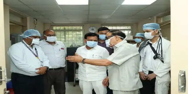 मप्रः इंदौर में देवास अग्निकांड के घायलों से मिले उप मुख्यमंत्री देवड़ा, दिये बेहतर उपचार के निर्देश