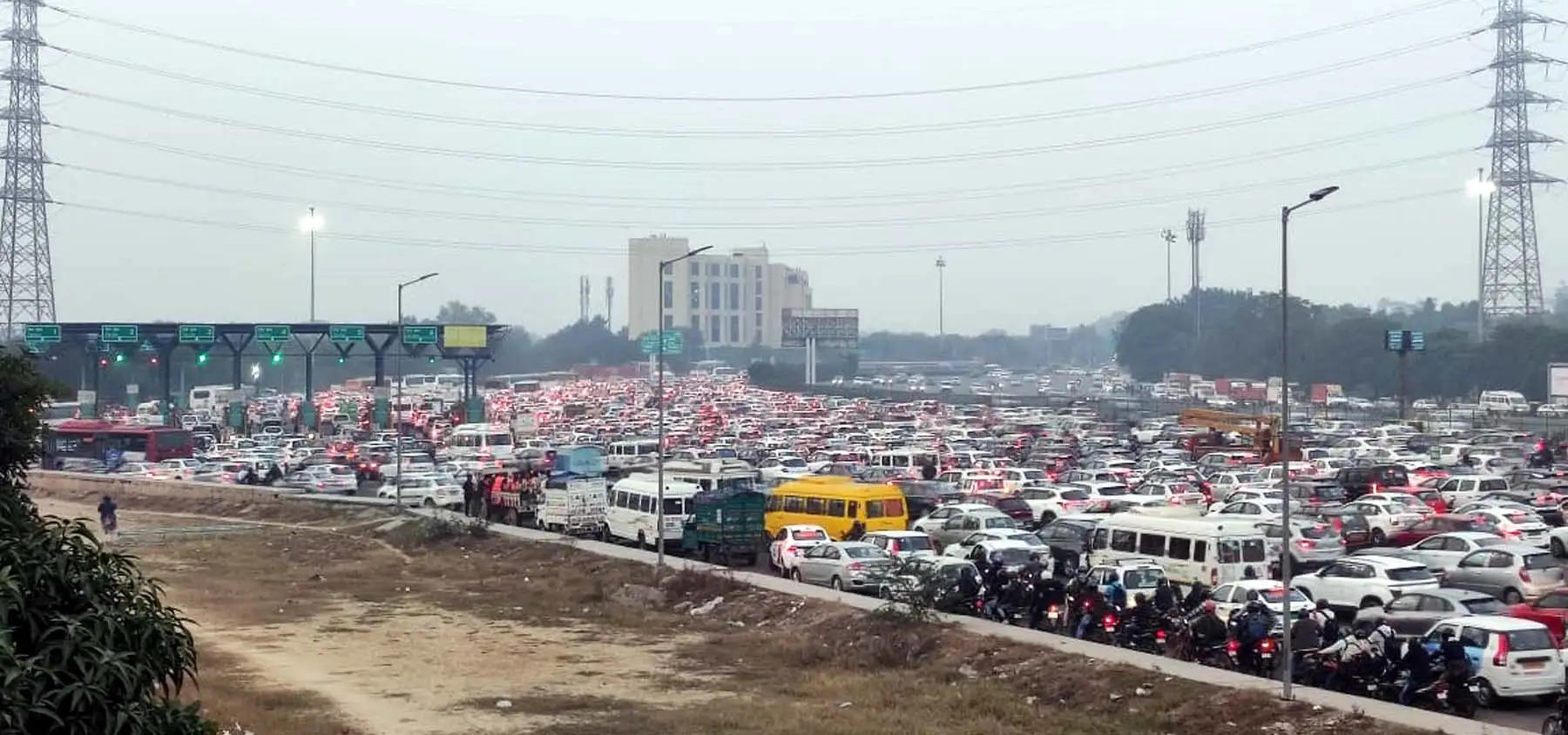 गुरुग्राम-दिल्ली बॉर्डर के सरहोल टोल पर रहा लंबा जाम