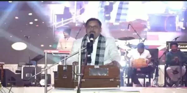 बलरामपुर : तातापानी महोत्सव में क्षेत्रीय कलाकार को मिला मंच, पवन पाण्डेय की शानदार प्रस्तुति ने लूटा दर्शकों का दिल